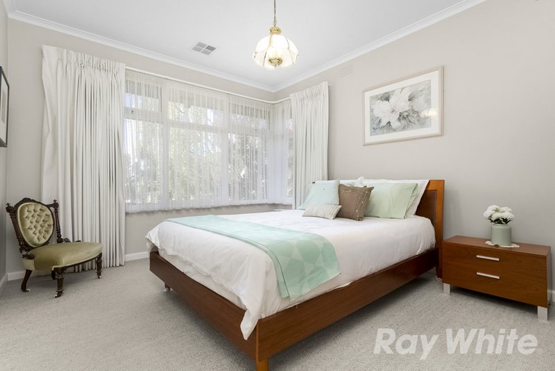 Photo - 43 Ranfurlie Drive, Glen Waverley VIC 3150 - Image 6