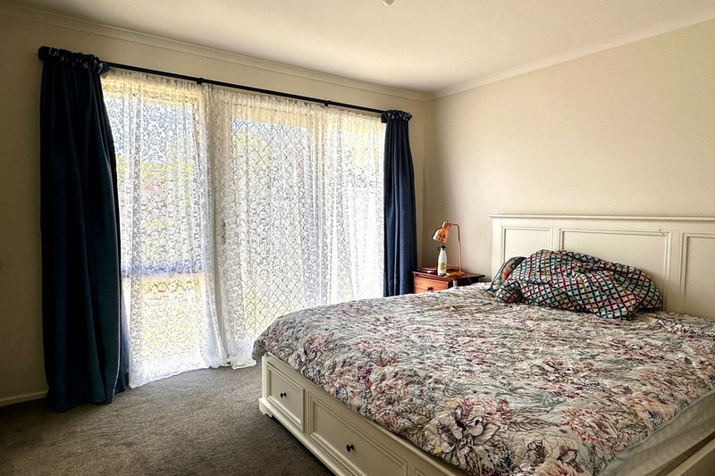 Photo - 43 Springfield Crescent, Hampton Park VIC 3976 - Image 3