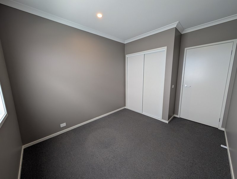 Photo - 43 Sumar Drive, Craigieburn VIC 3064 - Image 11