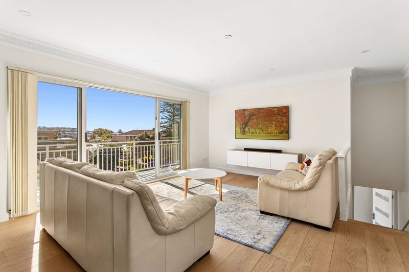Photo - 43 The Crescent, Dee Why NSW 2099 - Image 2