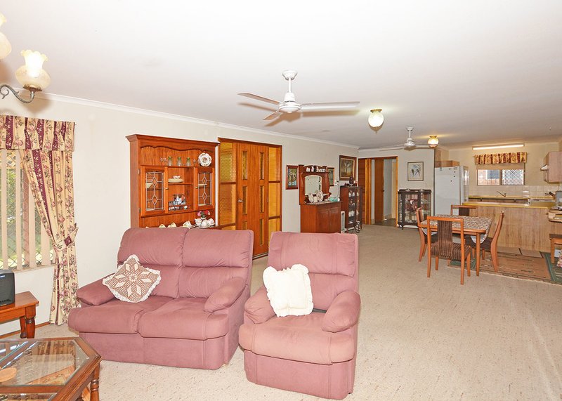 Photo - 43 Vanda Street, Urangan QLD 4655 - Image 4