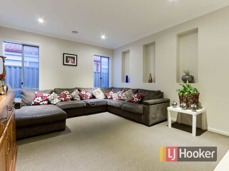 Photo - 43 Villella Drive, Pakenham VIC 3810 - Image 3