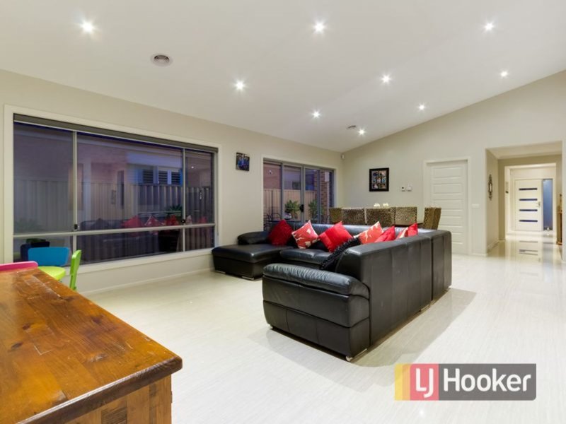 Photo - 43 Villella Drive, Pakenham VIC 3810 - Image 5