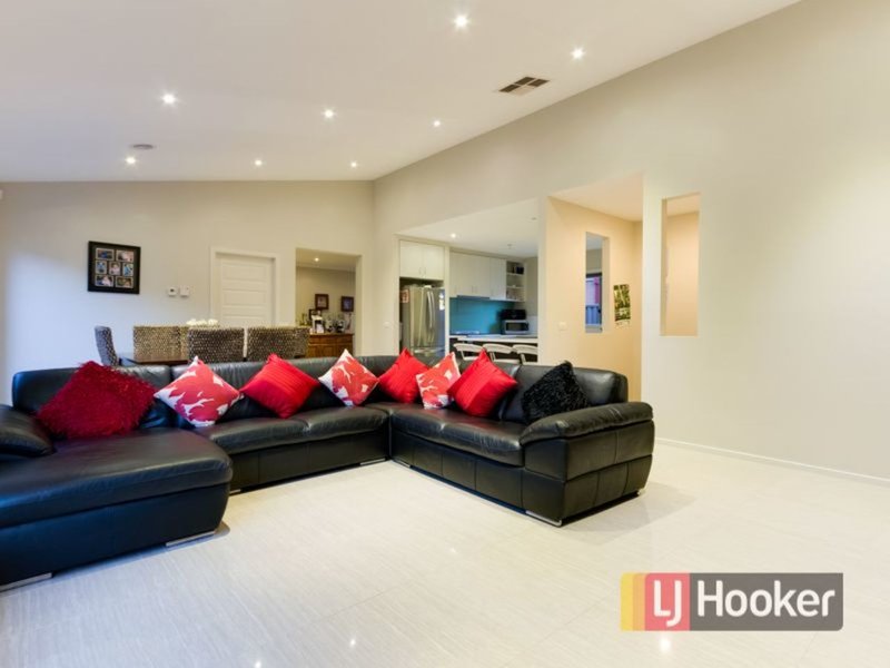 Photo - 43 Villella Drive, Pakenham VIC 3810 - Image 6