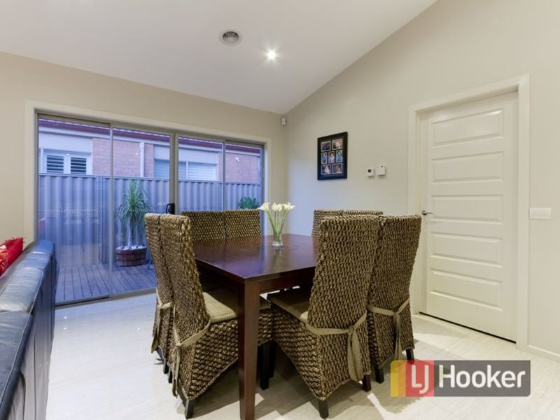 Photo - 43 Villella Drive, Pakenham VIC 3810 - Image 7