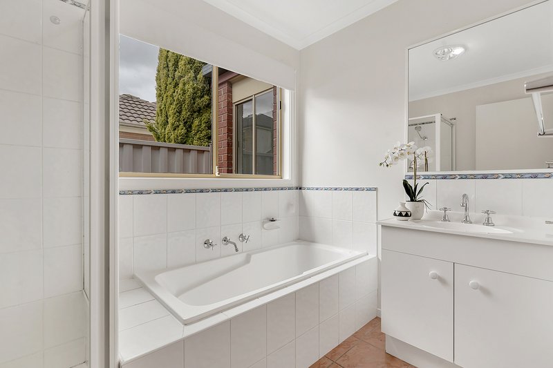 Photo - 43 Woodlea Crescent, Craigieburn VIC 3064 - Image 13