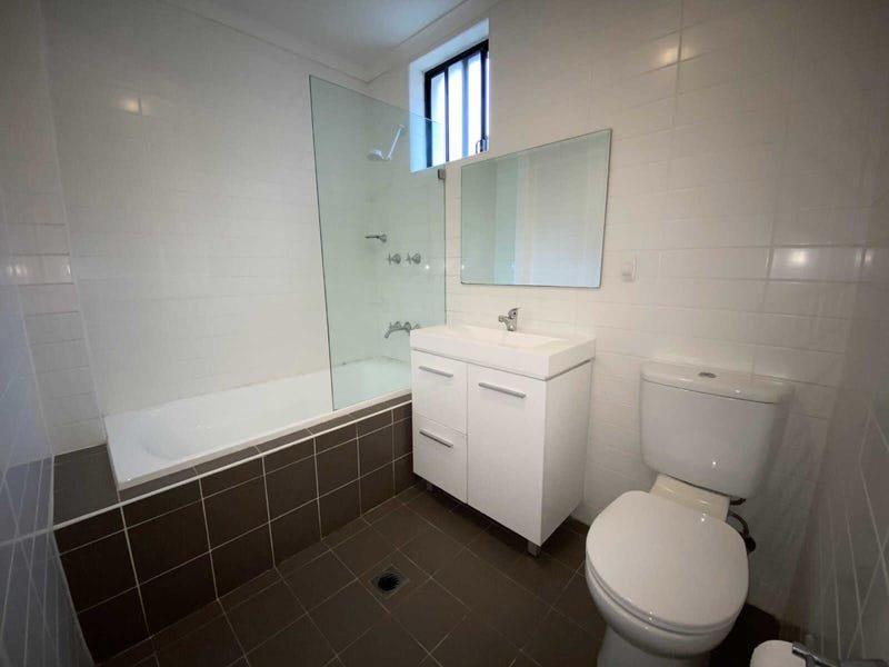 Photo - 4/30-32 Lydbrook Street, Westmead NSW 2145 - Image 4