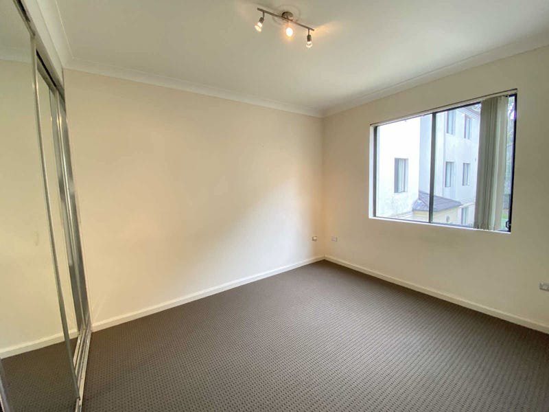 Photo - 4/30-32 Lydbrook Street, Westmead NSW 2145 - Image 5