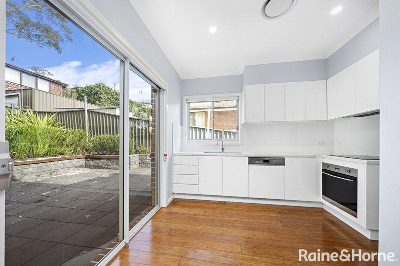 Photo - 4/30 Robertson Street, Helensburgh NSW 2508 - Image 4