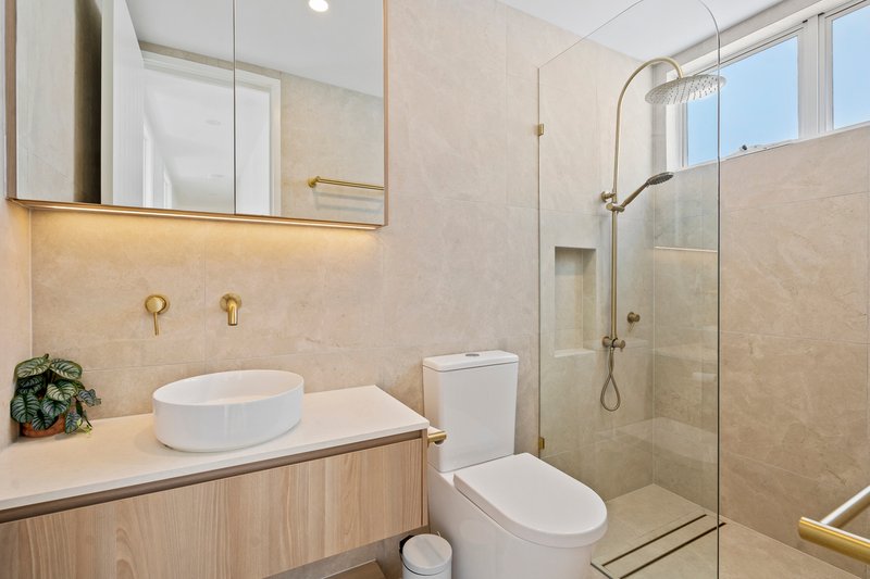 Photo - 4/31 Madang Crescent, Runaway Bay QLD 4216 - Image 12