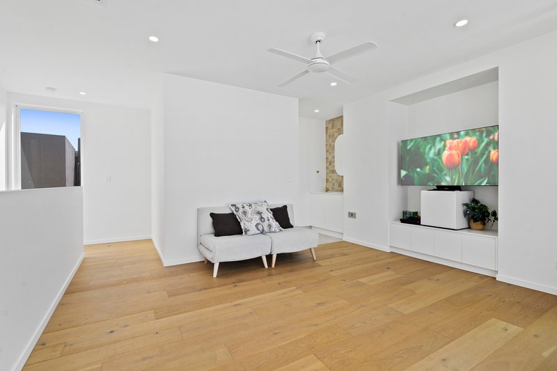 Photo - 4/31 Madang Crescent, Runaway Bay QLD 4216 - Image 16