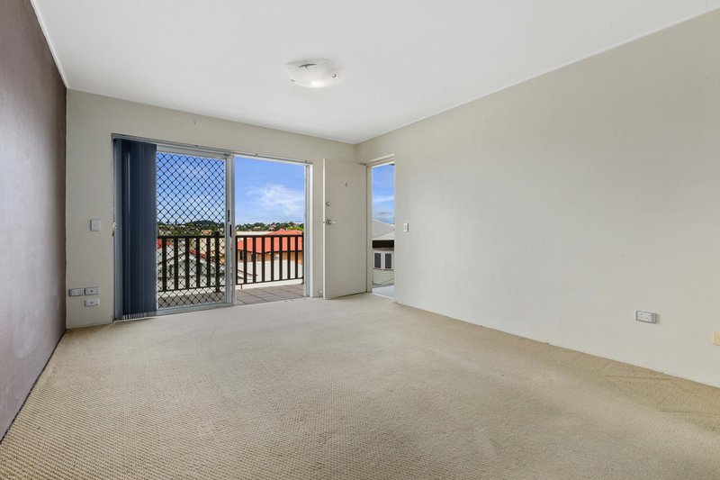 Photo - 4/31 St Leonards Street, Coorparoo QLD 4151 - Image 2