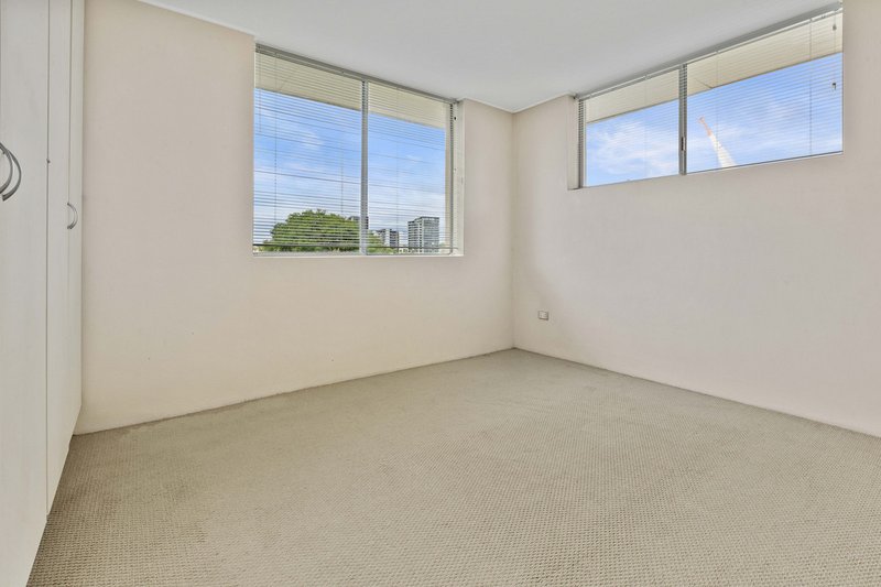 Photo - 4/31 St Leonards Street, Coorparoo QLD 4151 - Image 4