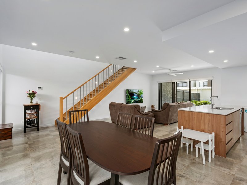 Photo - 43/2 Flametree Circuit, Arundel QLD 4214 - Image 6