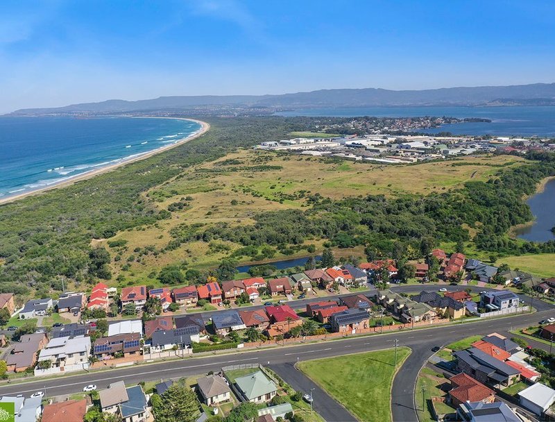 Photo - 4/34 Surfside Drive, Port Kembla NSW 2505 - Image 2