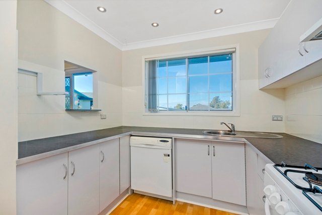 Photo - 4/35 Lawrence Street, Woonona NSW 2517 - Image 3