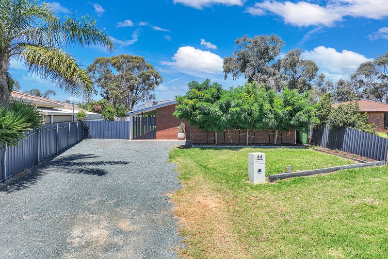 Photo - 44 Adelaide Crescent, Echuca VIC 3564 - Image 2