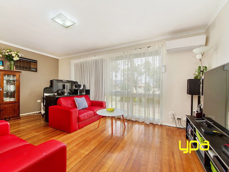 Photo - 44 Aldergate Crescent, Kings Park VIC 3021 - Image 2