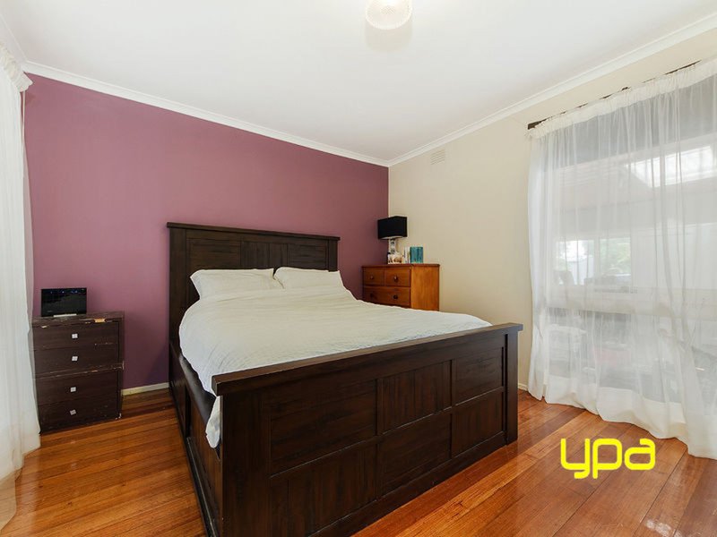 Photo - 44 Aldergate Crescent, Kings Park VIC 3021 - Image 5