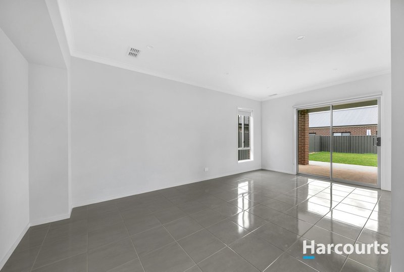 Photo - 44 Atherstone Boulevard, Strathtulloh VIC 3338 - Image 4