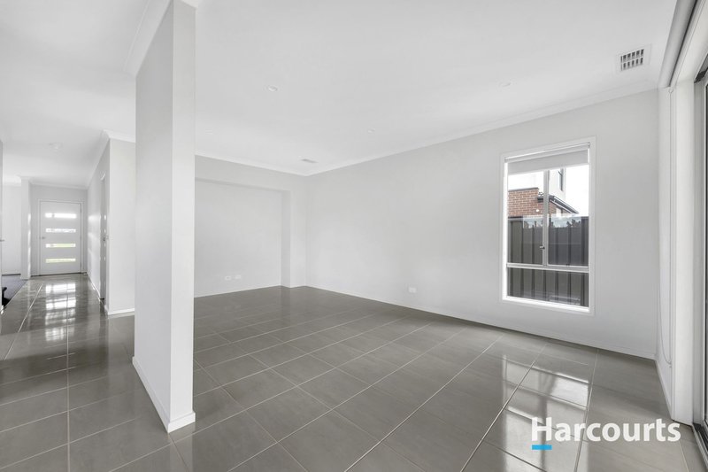 Photo - 44 Atherstone Boulevard, Strathtulloh VIC 3338 - Image 5