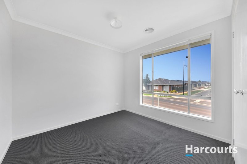 Photo - 44 Atherstone Boulevard, Strathtulloh VIC 3338 - Image 9