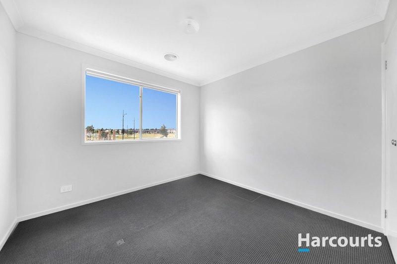 Photo - 44 Atherstone Boulevard, Strathtulloh VIC 3338 - Image 13