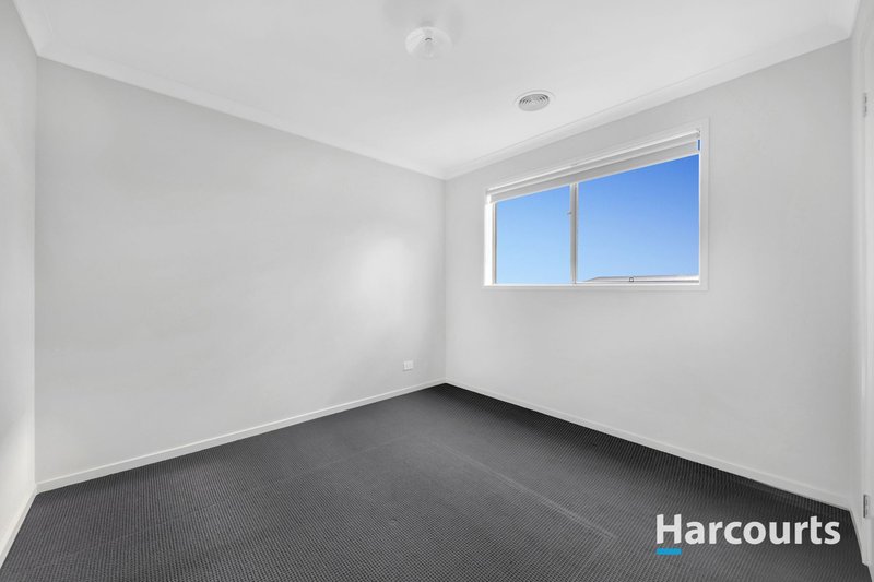 Photo - 44 Atherstone Boulevard, Strathtulloh VIC 3338 - Image 14