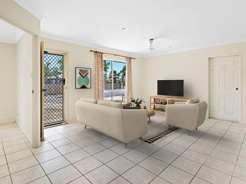 Photo - 44 Banksia Court, Cannonvale QLD 4802 - Image 3