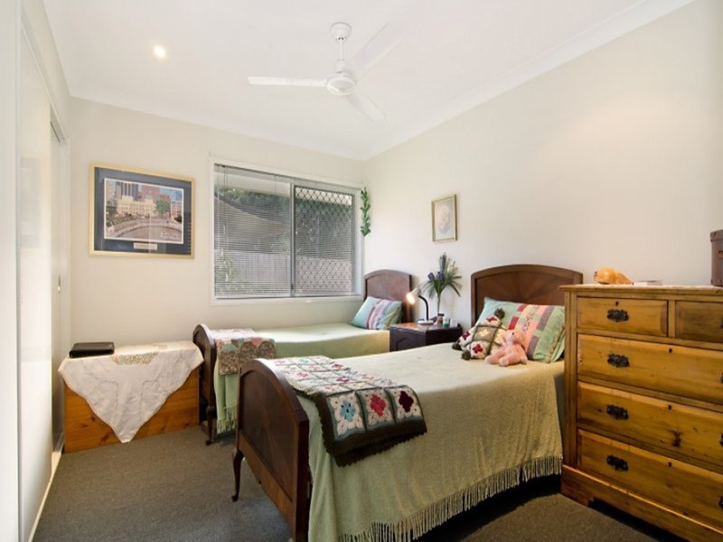 Photo - 44 Banksia Place, Bridgeman Downs QLD 4035 - Image 13