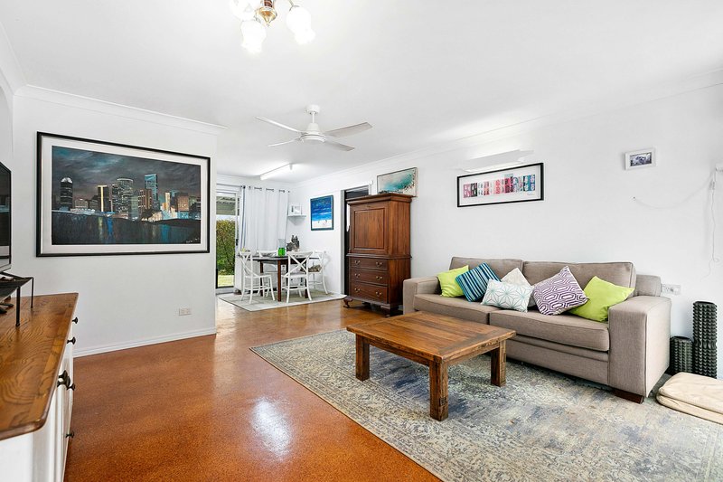 Photo - 44 Barker Street, Point Vernon QLD 4655 - Image 5