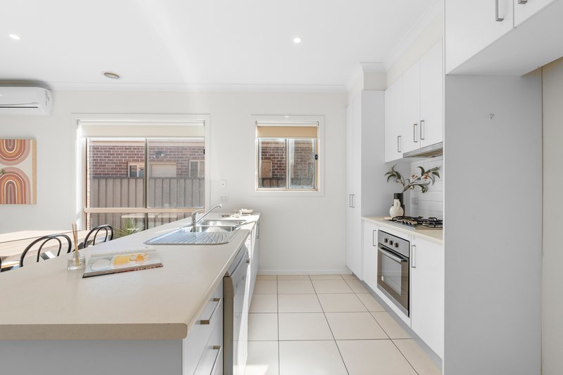 Photo - 44 Donnelly Circuit, South Morang VIC 3752 - Image 2