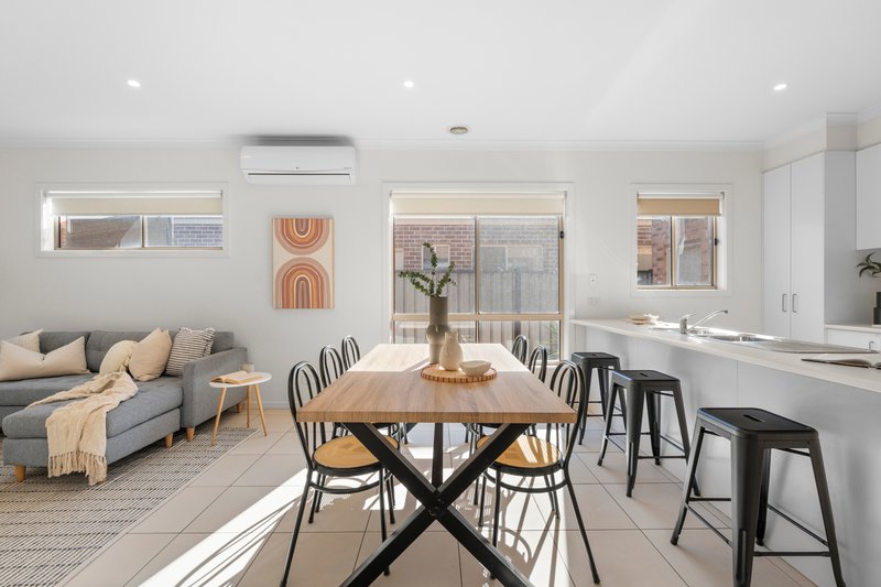 Photo - 44 Donnelly Circuit, South Morang VIC 3752 - Image 3