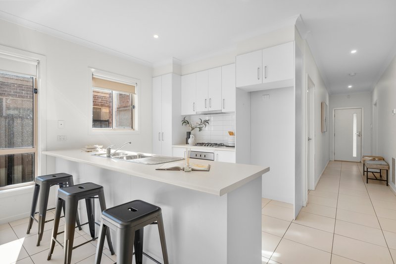 Photo - 44 Donnelly Circuit, South Morang VIC 3752 - Image 4