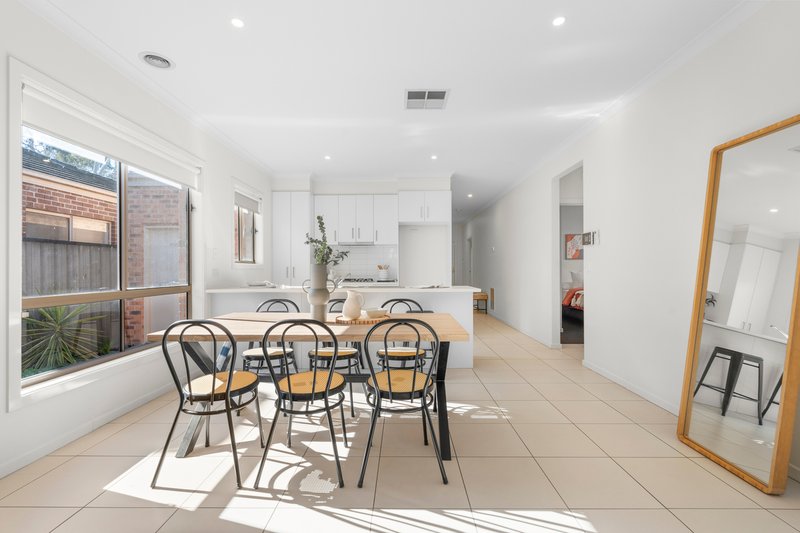 Photo - 44 Donnelly Circuit, South Morang VIC 3752 - Image 5