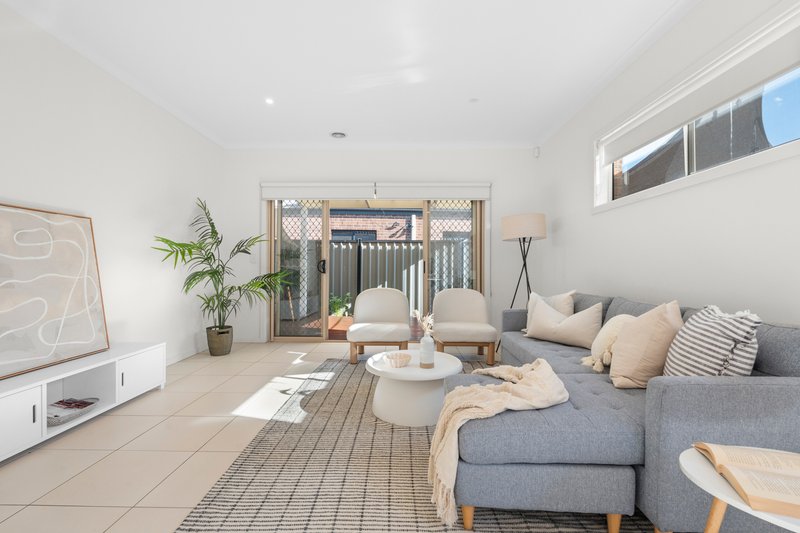 Photo - 44 Donnelly Circuit, South Morang VIC 3752 - Image 6
