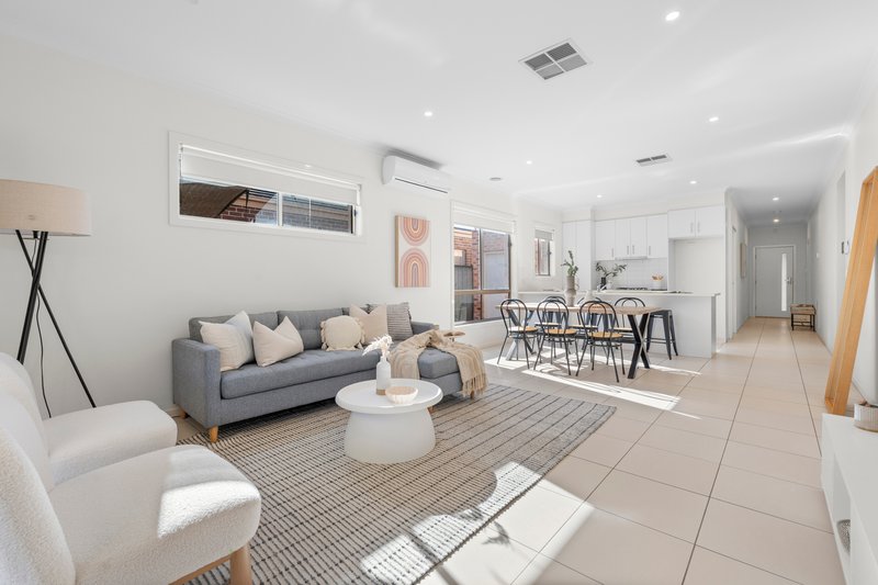 Photo - 44 Donnelly Circuit, South Morang VIC 3752 - Image 8