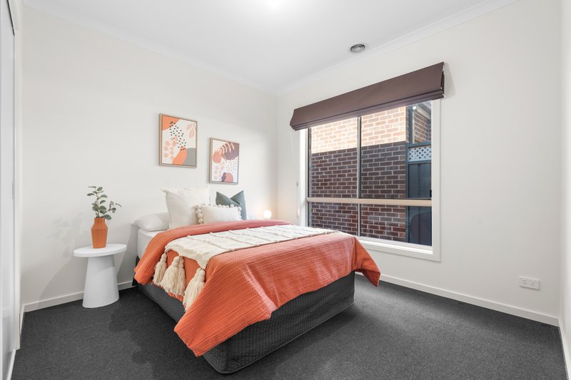 Photo - 44 Donnelly Circuit, South Morang VIC 3752 - Image 11