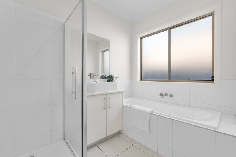 Photo - 44 Donnelly Circuit, South Morang VIC 3752 - Image 12