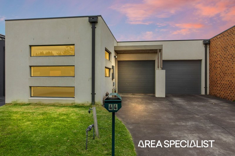 Photo - 44 Edgeware Close, Pakenham VIC 3810 - Image 3