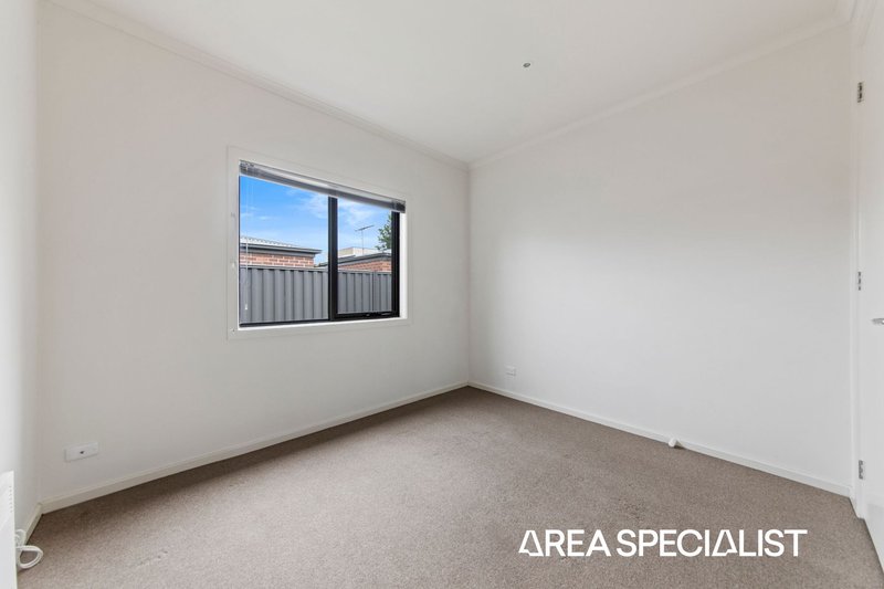 Photo - 44 Edgeware Close, Pakenham VIC 3810 - Image 11