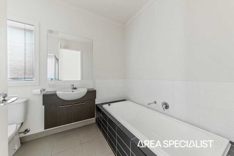 Photo - 44 Edgeware Close, Pakenham VIC 3810 - Image 13