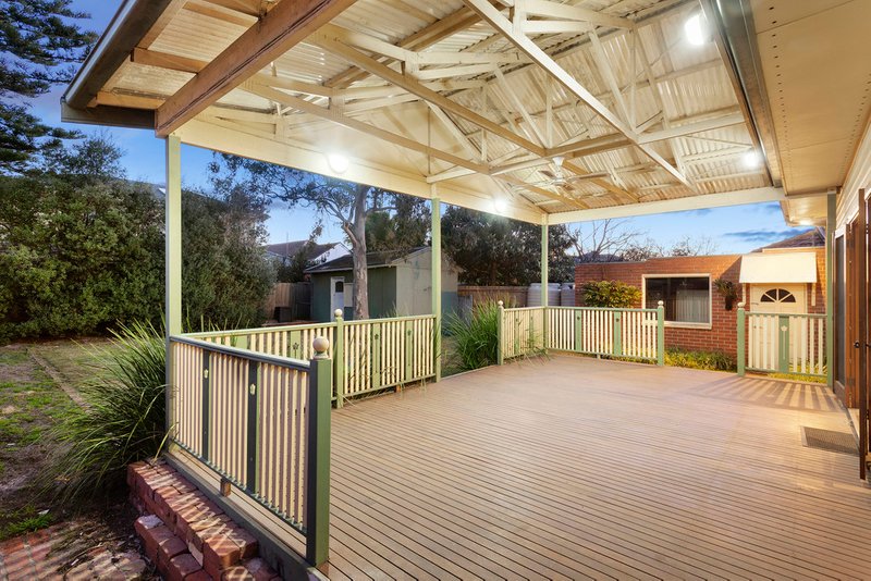 Photo - 44 Eleebana Avenue, Hughesdale VIC 3166 - Image 10