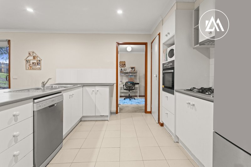 Photo - 44 Fingal Drive, Frankston VIC 3199 - Image 3