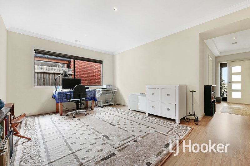 Photo - 44 Heather Grove, Cranbourne East VIC 3977 - Image 2