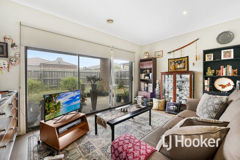 Photo - 44 Heather Grove, Cranbourne East VIC 3977 - Image 8