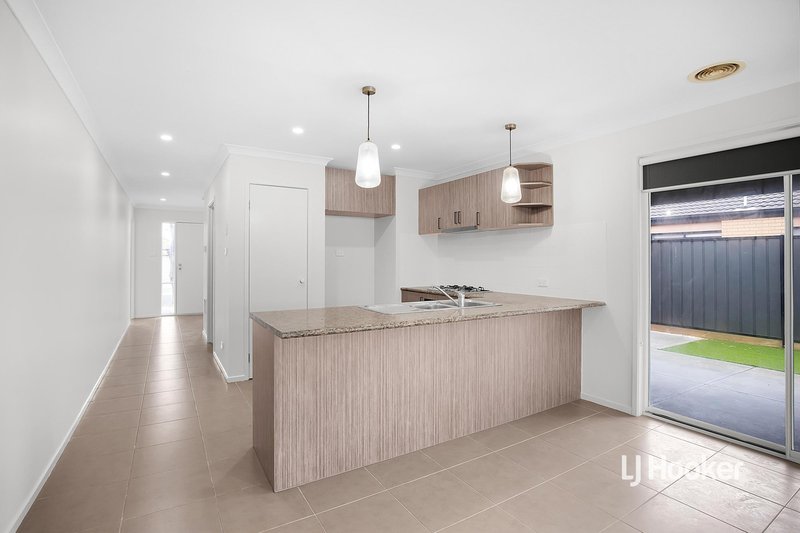 Photo - 44 Hope Way, Tarneit VIC 3029 - Image 4