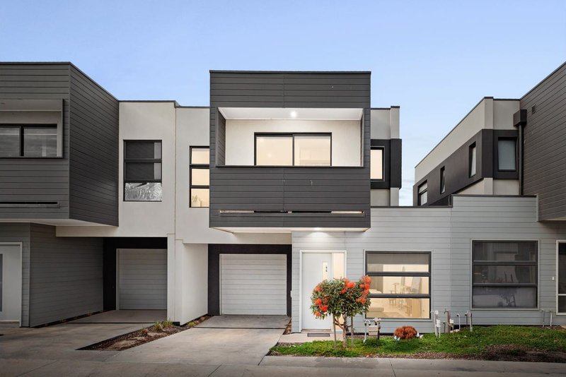 Photo - 44 Kimzy Circuit, Werribee VIC 3030 - Image 1