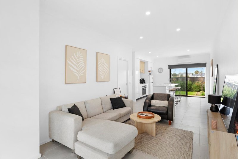 Photo - 44 Kimzy Circuit, Werribee VIC 3030 - Image 2