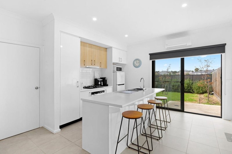 Photo - 44 Kimzy Circuit, Werribee VIC 3030 - Image 3